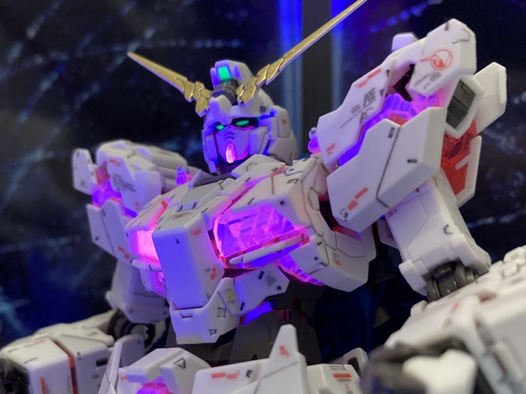 トップコートはクレオスのプレミアムトップコート2種(半光沢、光沢)サイコフレームはタミヤのパールクリアを吹いてから光沢クリアを重ねました。靄(もや)のかかった半透明っぽさが出せたかな?と思ってます。それ以外は半光沢を使用しました。