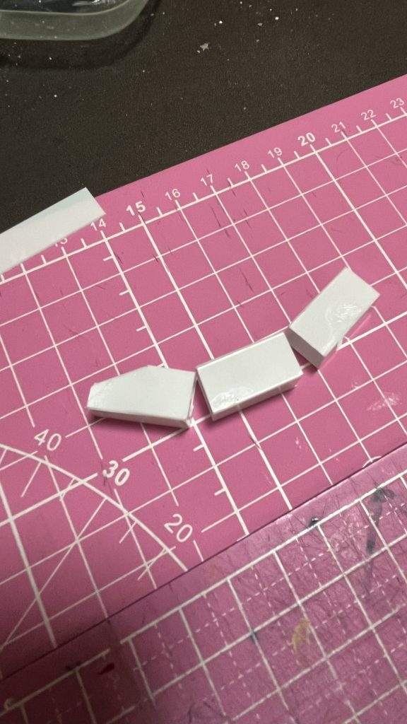 夜中に目が覚め…いきなりプラ板取り出し指の工作…