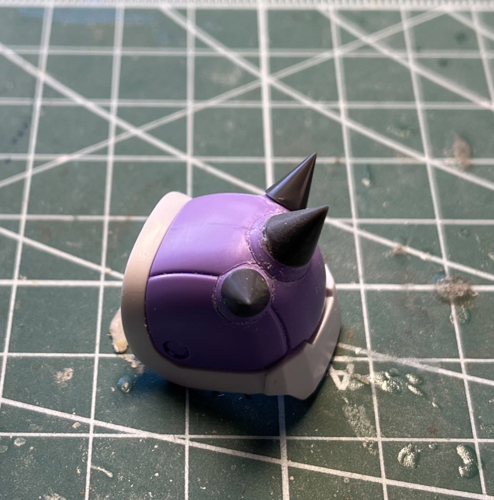 製作中の左肩スパイクアーマー。