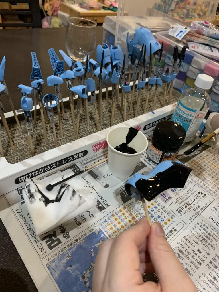 黒サフの筆塗り中