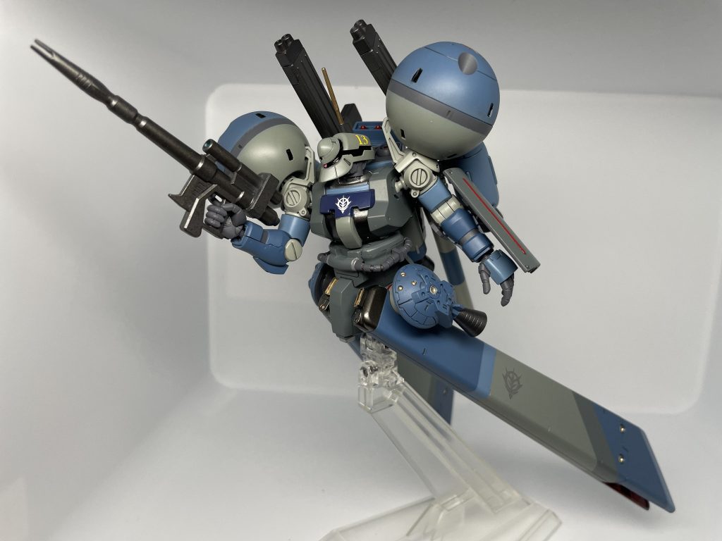 一体型だった胴体を切り離して腰が回るようにしました、ポージングの幅が多少増えました。