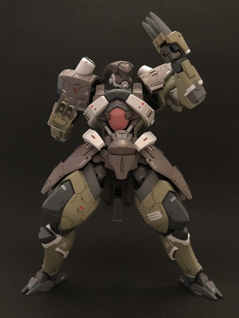 たまにはポーズを。格闘家スタイル。相変わらずシンプルでギリ必要不十分そうな装備が好きです。完全に余談ですが、肩でカエルが笑ってるように見えて仕方ない笑　かわいい。