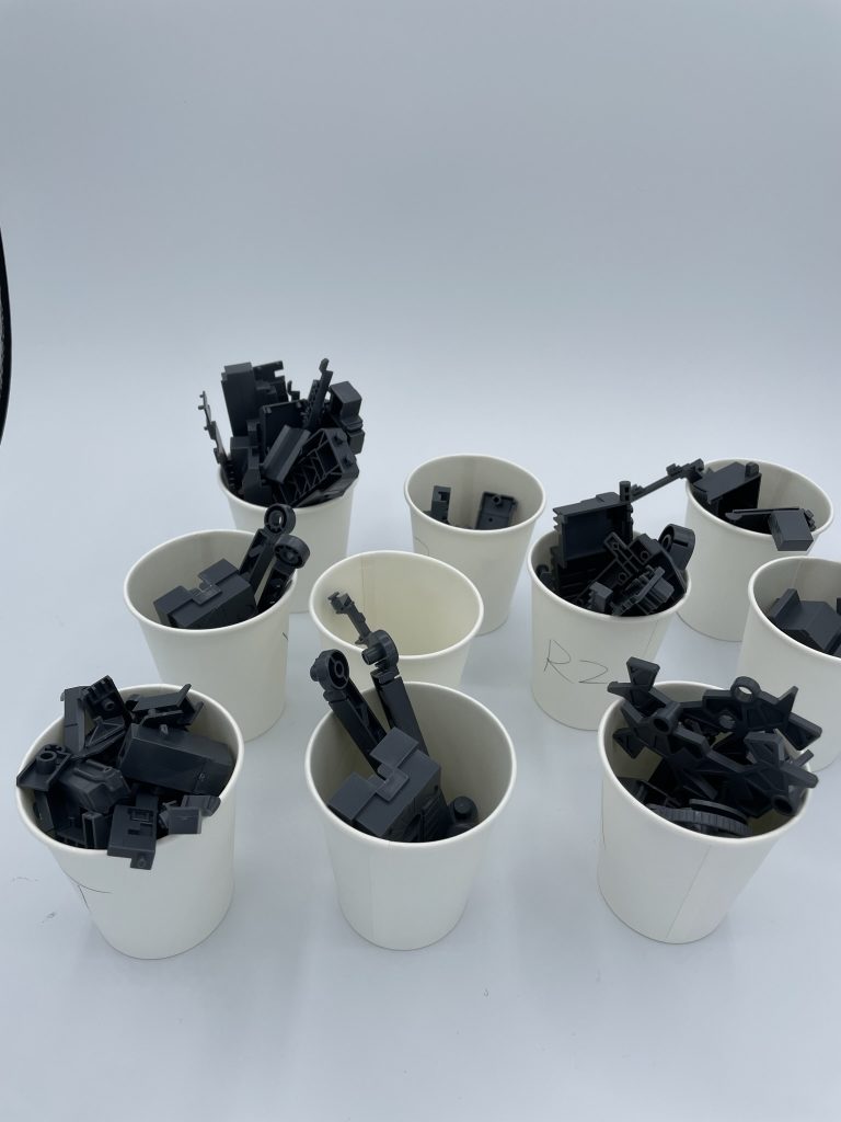 まずはMSゲージから塗装しようと思いランナーから切り出しました。ゲージだけでこの量はさすがMGEXだなと思いました🤩