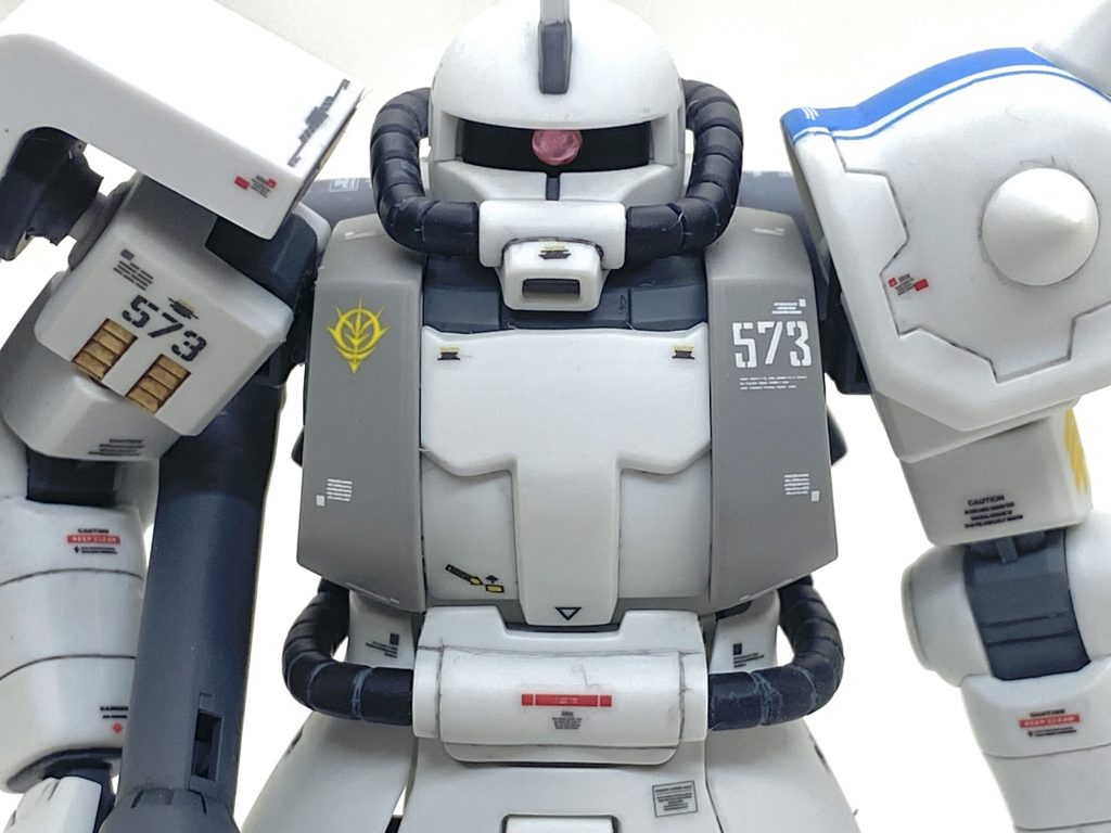 デカールはRG 1/144 MS-06R 汎用1のマツナガ専用のを中心にMSV汎用1、HGシナンジュ、余っている黒系の市販のコーションデカールを満遍なく貼っています。ジョニーライデン専用の時と同じくジオノグラフィーのよりは派手目にしました。モノアイとバズーカとザクマシンガンのセンサー部は定番のクリアー化で裏にラビーを貼っています。 