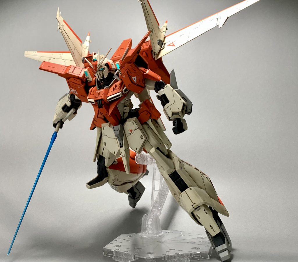 ビームサーベル!青の刃がクールですね〜背面のバインダーが可動するのも楽しいです。