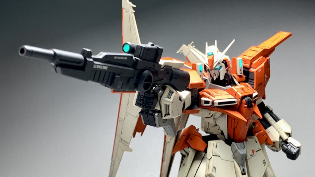 ビームライフル!ツインアイとセンサー部は蛍光グリーンで塗装しているので、ブラックライトで光らせています!