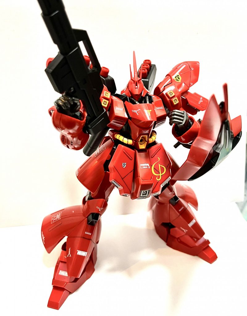 逆シャアシリーズのキットは他のHGに比べるとやはり大きめですね。スジボリでディテールアップを狙ったのですがタガネの刃の状態が悪く線がよれたりしてしまったので途中で断念しました。残念です。。デカールをカトキモデル並に貼りまくってなんとか誤魔化す!