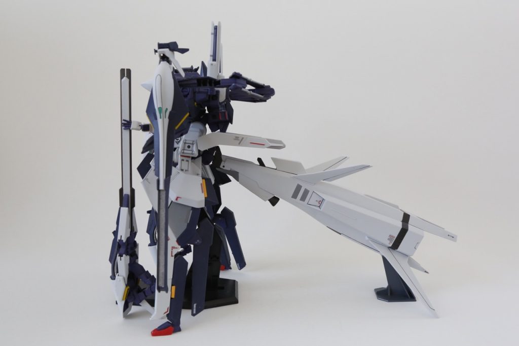 横から見るとこんな感じ。長い…。正直、ブースターは無い方がスマートかつ飾りやすいです。