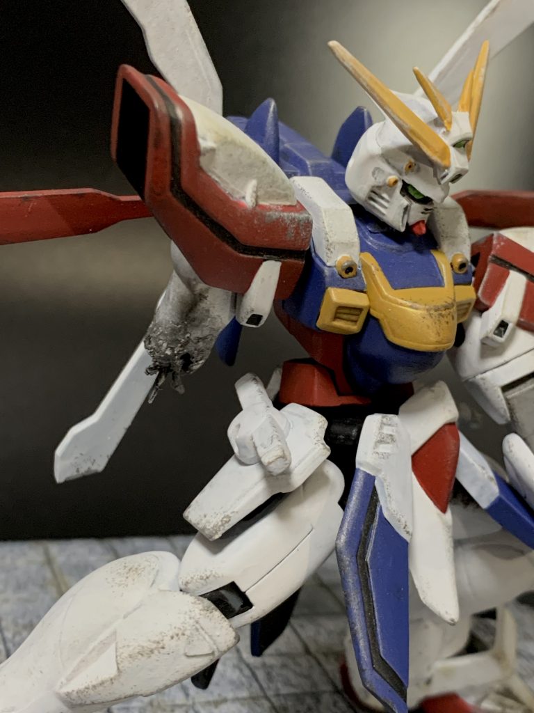 破損した右腕はハンダゴテで溶かして、さらにウォッシング、ドライブラシを追加しました。