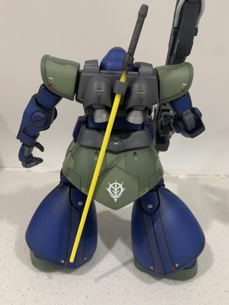 バックショット。スカート部分の筋彫りは間違えてしまいリカバリーが面倒で、余計な線が増えました。脚部の筋彫りをもっと増やせば良かったかな、と思います。