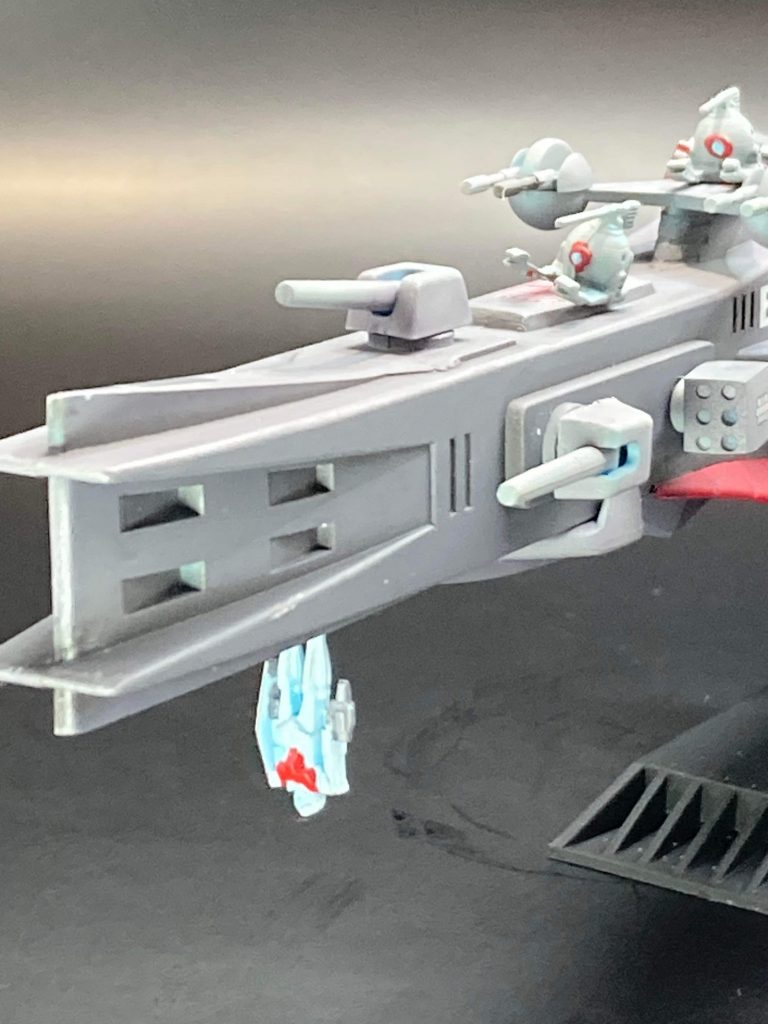 宇宙空間の無重力を再現する為、マグネットを仕込んでジムを艦底に着地させました。