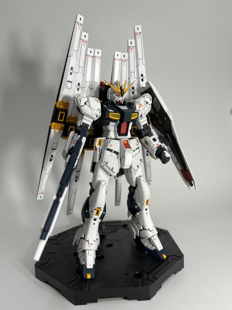 機体はνガンダムのキット2つを使いシンメトリーにしております。ダブルフィンファンネルも控えめにバランスを考え8基にしました。