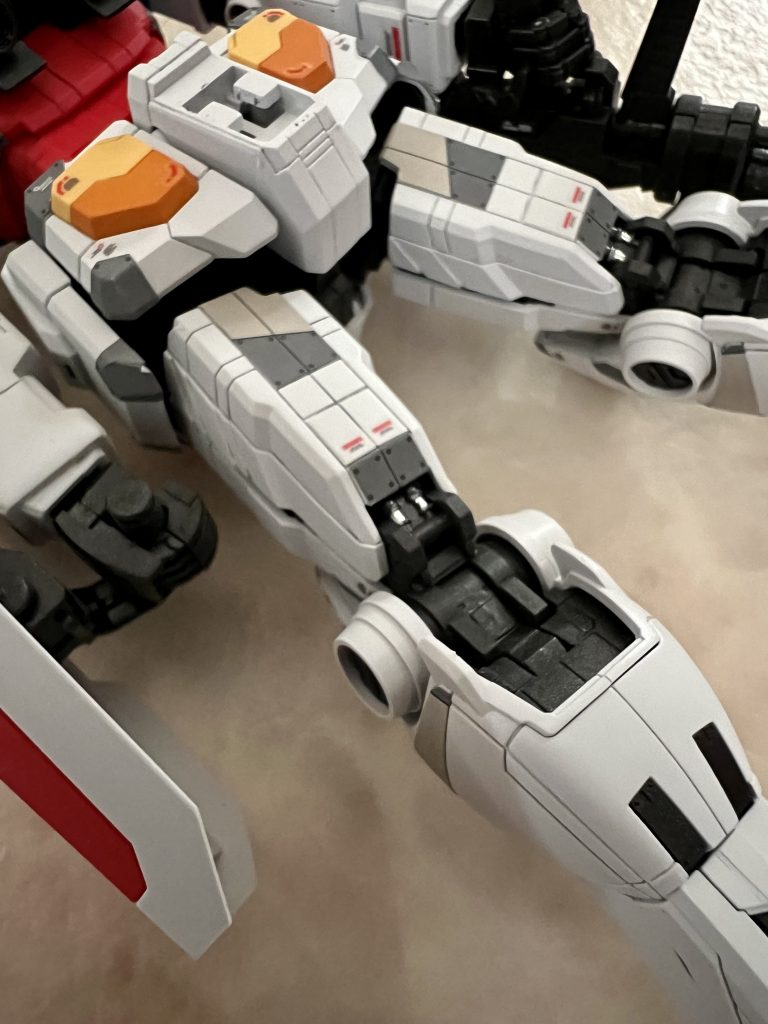 こんなの見たら色分けしなければ。ガンダムマーカーちょん付けで塗装しました。