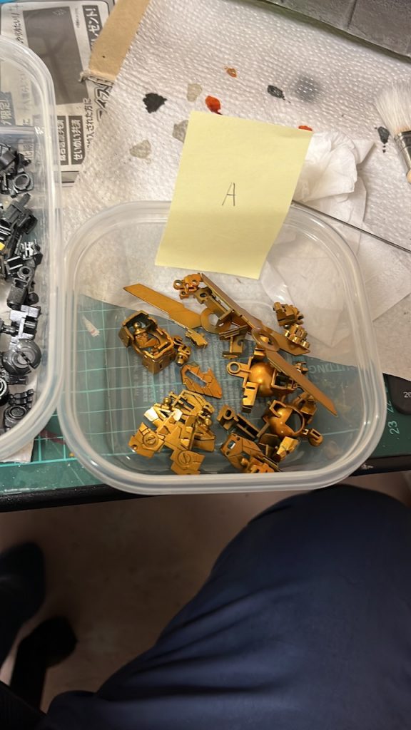 サイコフレームはスターブライトゴールド吹いてからクリアーオレンジを少し吹きました