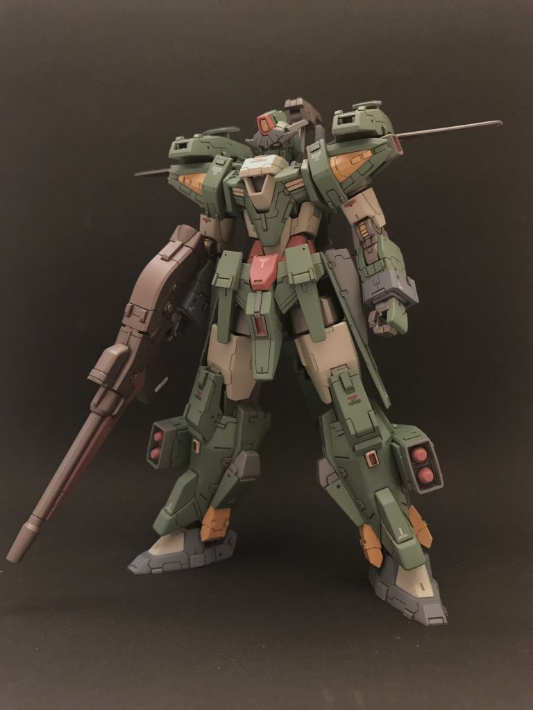 コマンドクアンタいいなぁと思って作り始めました。使用キットはほぼAGE-3ノーマルのみ! フルアーマーのカラーリングを真似したりして、なんとなくミリタリー感をだそうとしました。