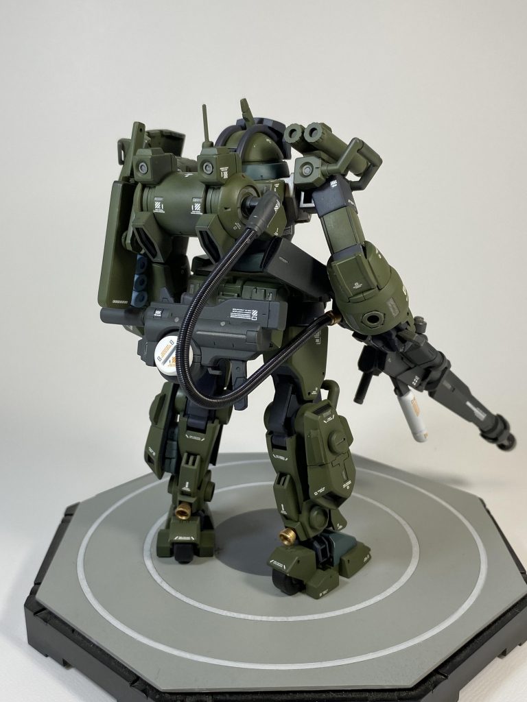 背部から 腰のマウントにビームサブマシンガン装備 ジェットウィルダッシュで圧倒的加速を実現している。