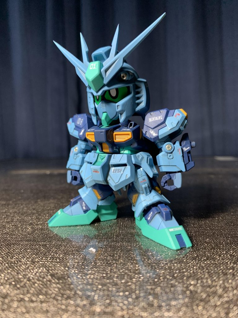 ν本体は造形の大きな変更はありませんが、いつものようにアンテナのシャープ化と一部メタルパーツを付与しています。