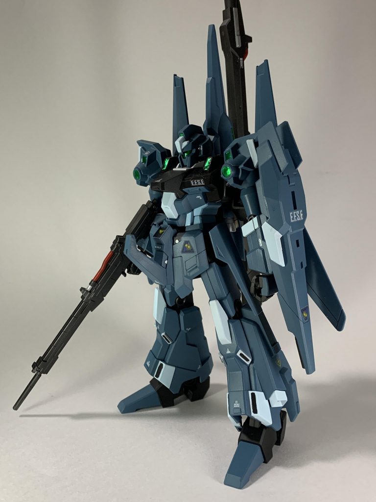 プロポーションの改修等は行わず、プラ板と筋彫りを追加して少しディテールupしています。センサー類はシール+レジン液で光沢感を出しています。