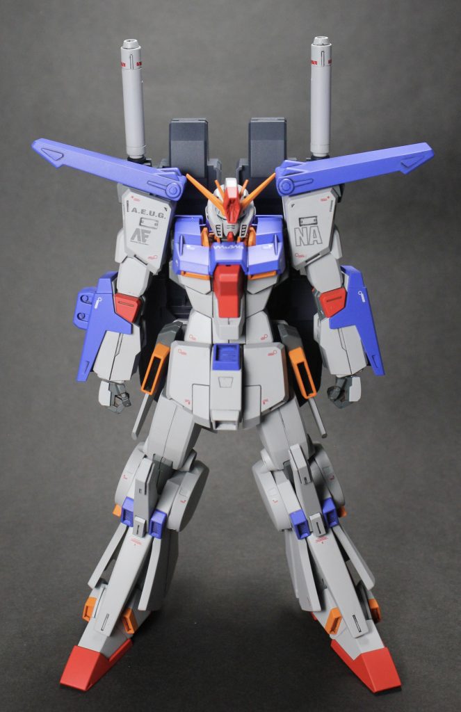 腹部はHGライトニングガンダムのものへ変更し、スタイリッシュかつイマドキなプロポーションへ変更しています。また、わかりやすく取り回しが悪そうな腕部シールドをオミットしました。