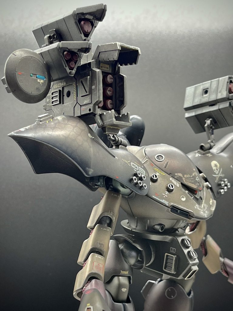 オプションとして、ちょっとしたミリオタ感というかアグレッシブ感を加味する意味で、両ショルダーパーツ上に別プラモの某武器パーツを装備させております。