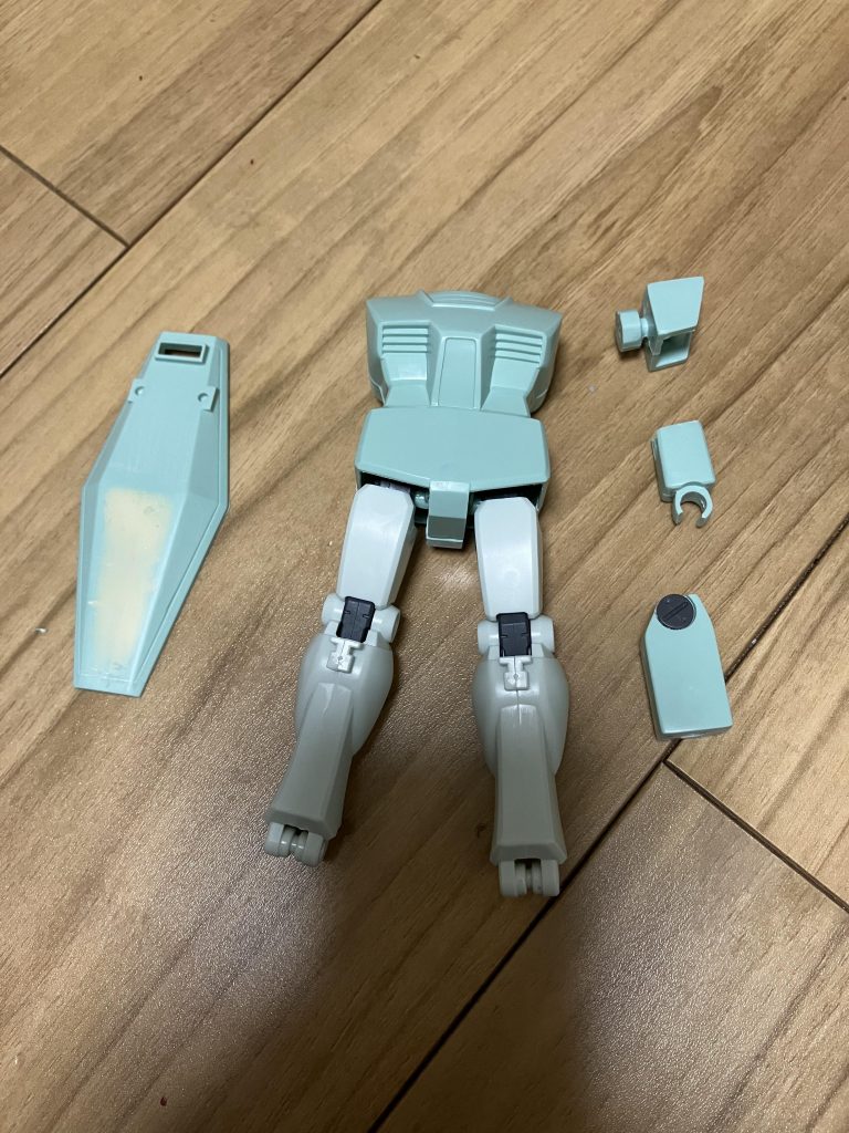 足のみEGガンダムから移植。関節は後ハメ加工しました。シールドは塗り分けが面倒なので連邦マークを削っています。