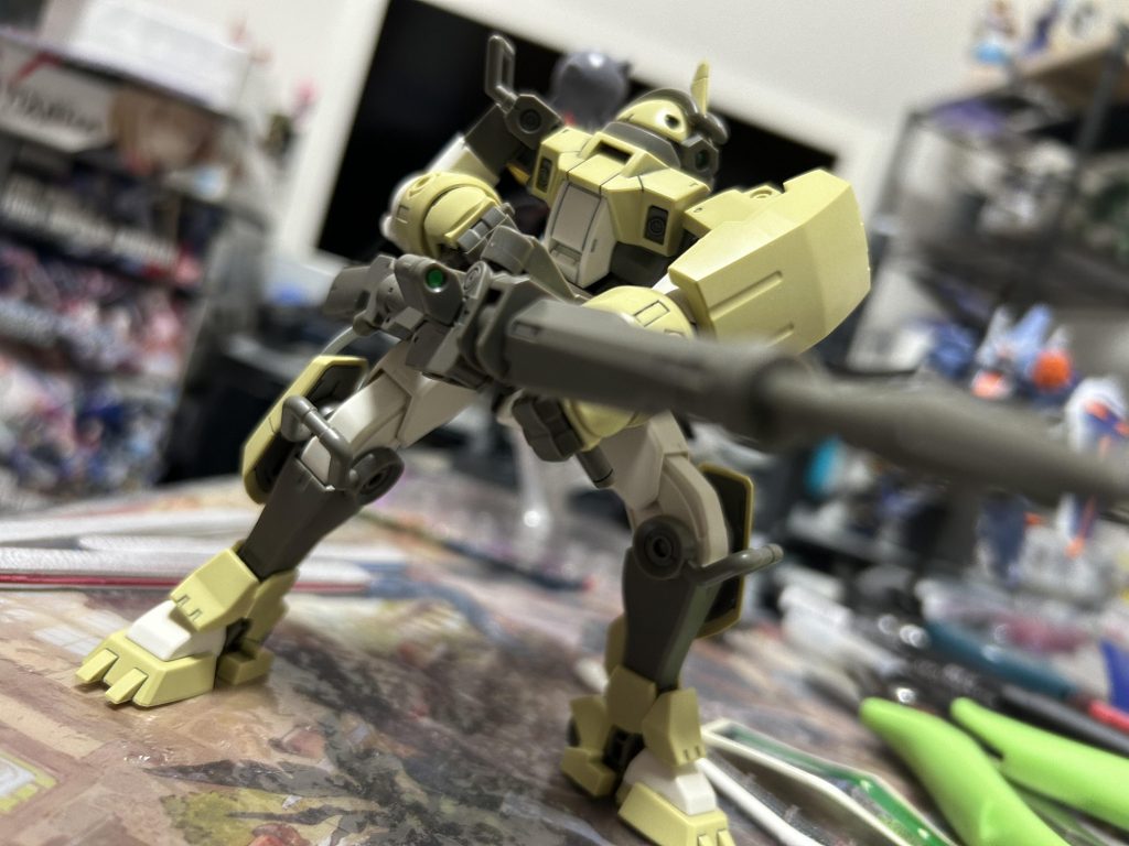 大型ビームライフルを構えて。エネルギーチューブがバックパックに繋がってるのがとても良いですよね。男の子ってこういうのが好きなんでしょ?そうです。