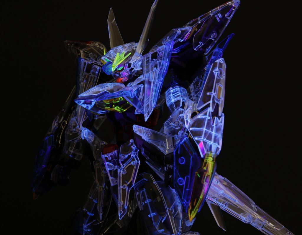 可視光+UVでバストアップ。赤いパーツはUVを吸収するのか、内側の発光がほぼ見えない。口は表面にたっぷり塗料を乗せてます。