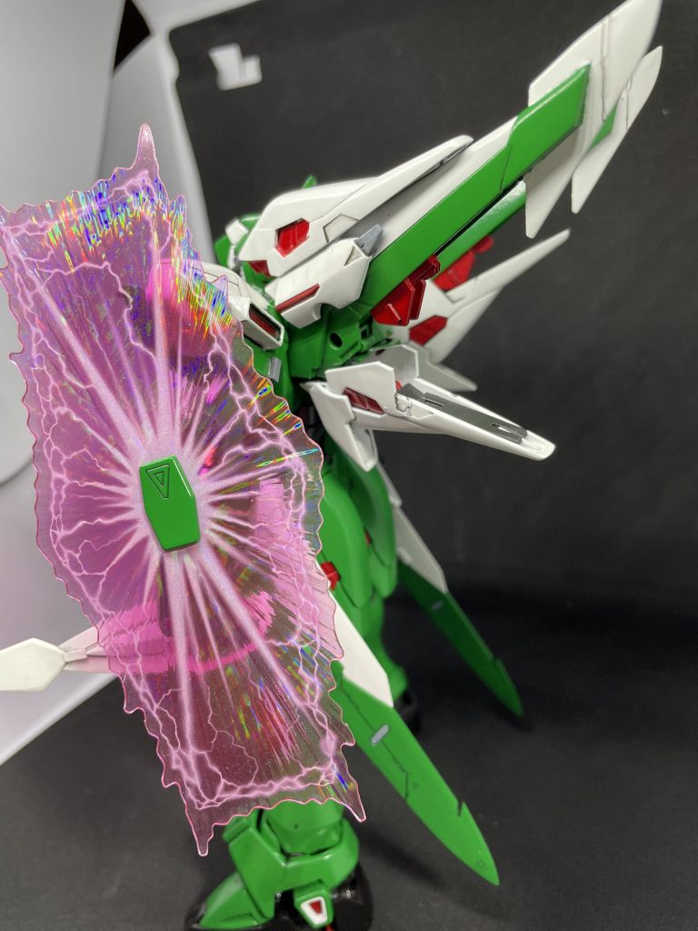 本家ファントムにはないですがF91のビームシールド機構がすきなのでまんま残しました。バックパックもV2のものですが、ジャンクを使い形状変化