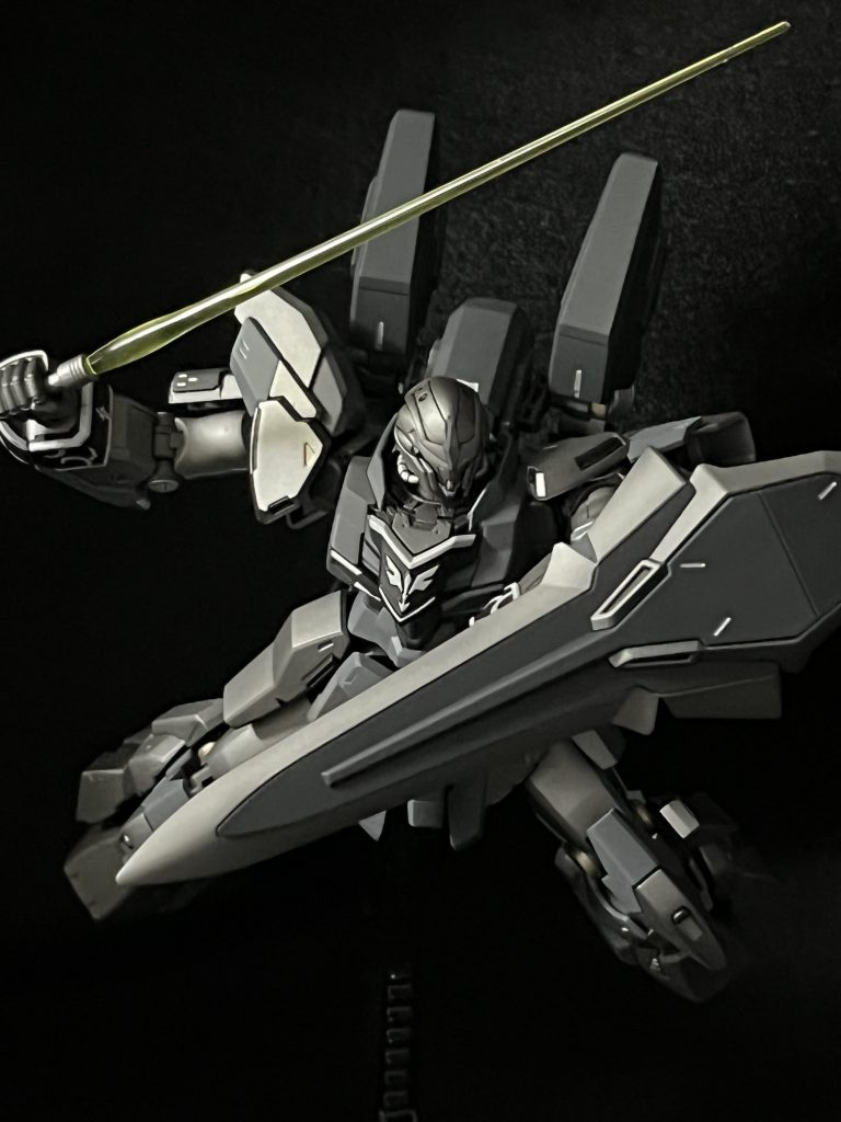 ポーズ⑤接近戦のイメージは無いけども、持っているなら使わねば。