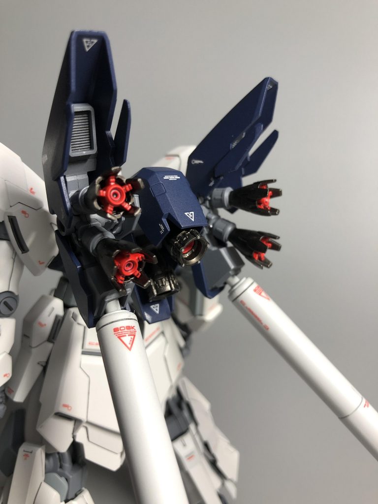 スラスターはビルダーパーツの物に交換。情報量も多くメカニカル感が引き立ちます。何より高出力な感じでプロペラントタンクの意味に説得力が出ます。