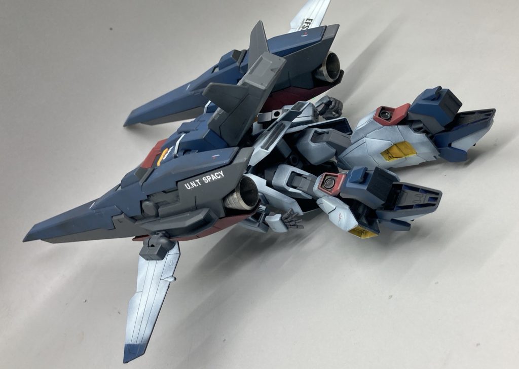 後ろ。00機体に特徴的なコーンスラスターは市販のバーニアノズルに置き換えました。