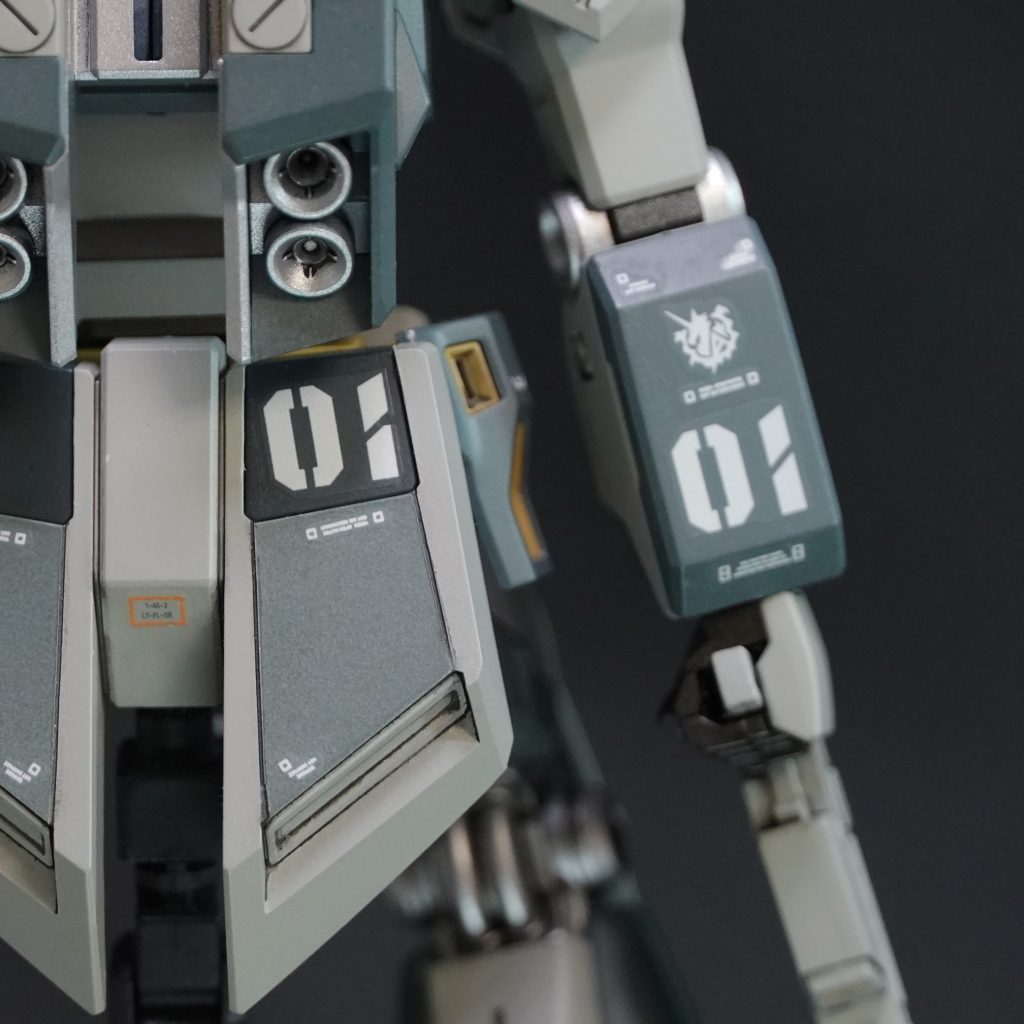 一応アムロ専用機ですが、渋めの色で量産機っぽさも出ました。