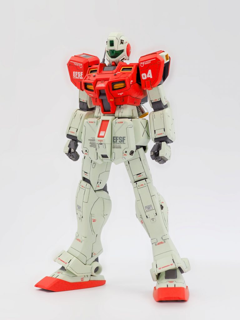 スタイル見やすいように武器無しで。（写真のホワイトバランス少し狂ってます。すいません。）やったことは、肩関節を取り去って付け根を少し上にできるよう市販パーツに置き換え。右肩アンテナをプラ棒と真鍮線で製作。肩アーマーを1回上下に切ってプラ板挟んで少し大きく。二の腕の付け根にプラ板挟んで少し長く。腹にプラ板敷いて少し長く。腰アーマーを上下に切り分けてプラ板挟んで長く。太ももを中央から上下に切り分けてプラ板挟んで少し長く。といったくらいです。思った以上に素キットから化けてくれたんじゃないかと思います。