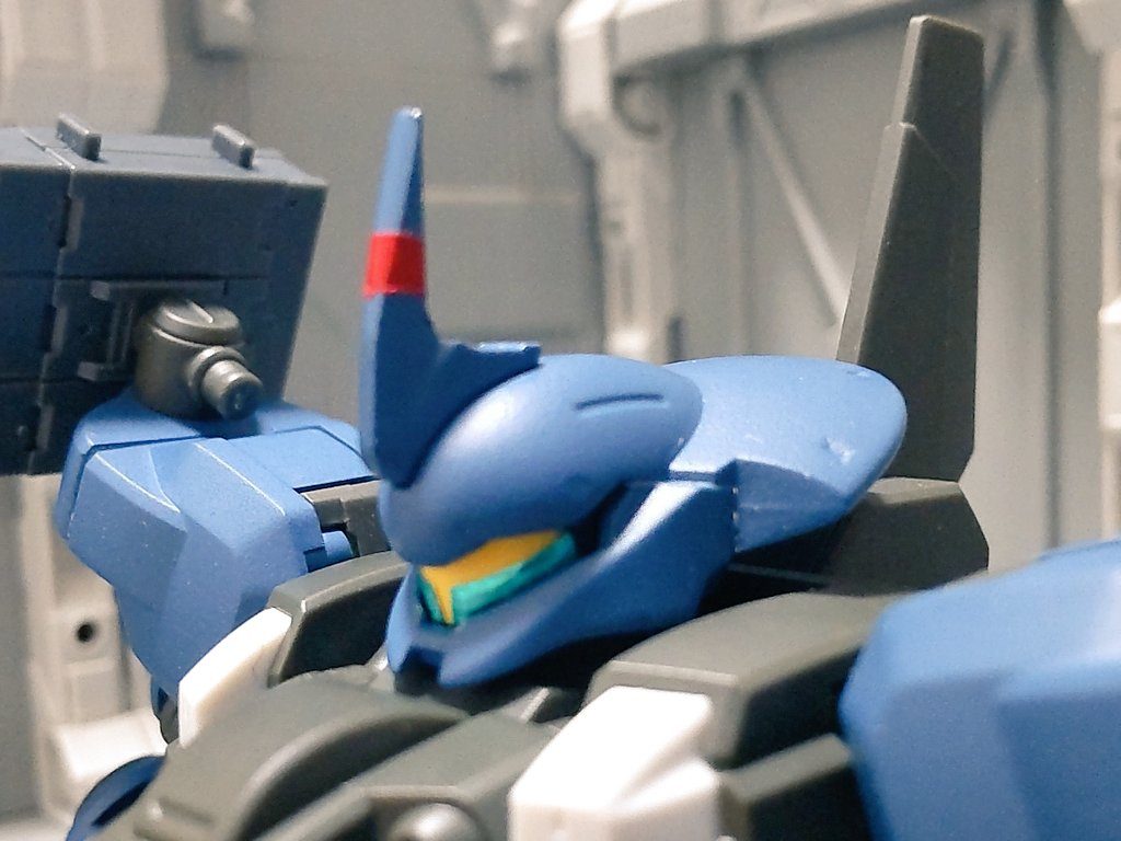 専用機と言ったら角の形状。ヒレ状に鋭く削りショルダーシールドと同じくレッドラインを引きました