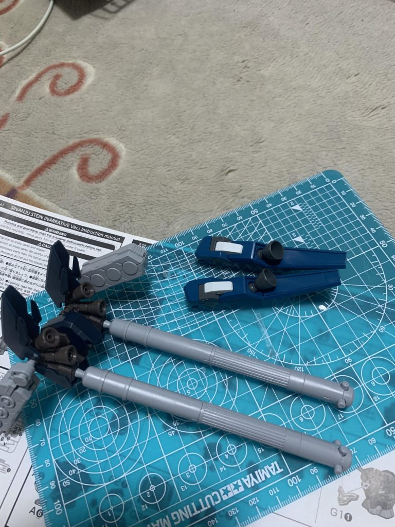 バックパックもシナンジュを基礎部分にして、両サイドにファンネルを取り付け、その上にリゼルのバックパック上部の切り出し部分を接着。プロペラントタンクはビルドパーツの（大）に変更。