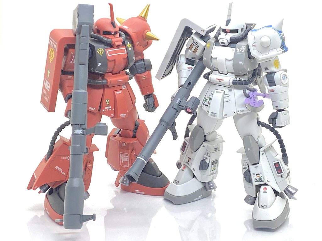 ジョニー・ライデン専用ザクと。なるべく同じ位置、デザインのデカールを貼ってますから統一感は出たと思います。