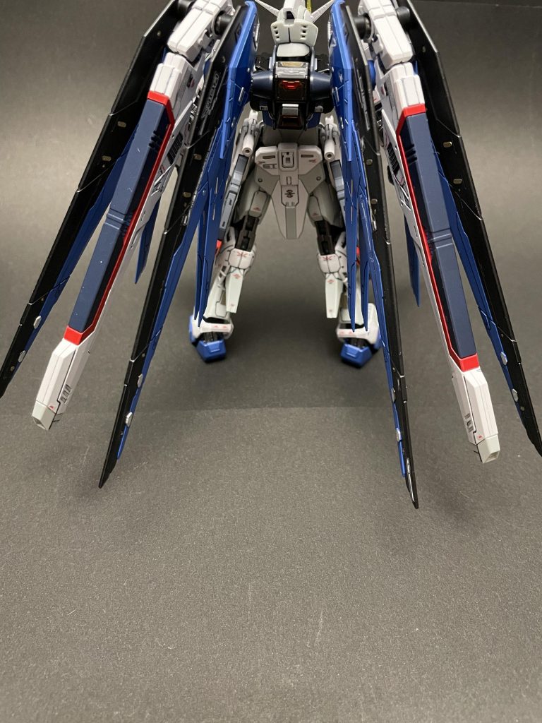 こだわり改修ポイントであるウイング部分ですが、メタルビルドやメタルロボット魂の様にハの字に展開できるようにしてます