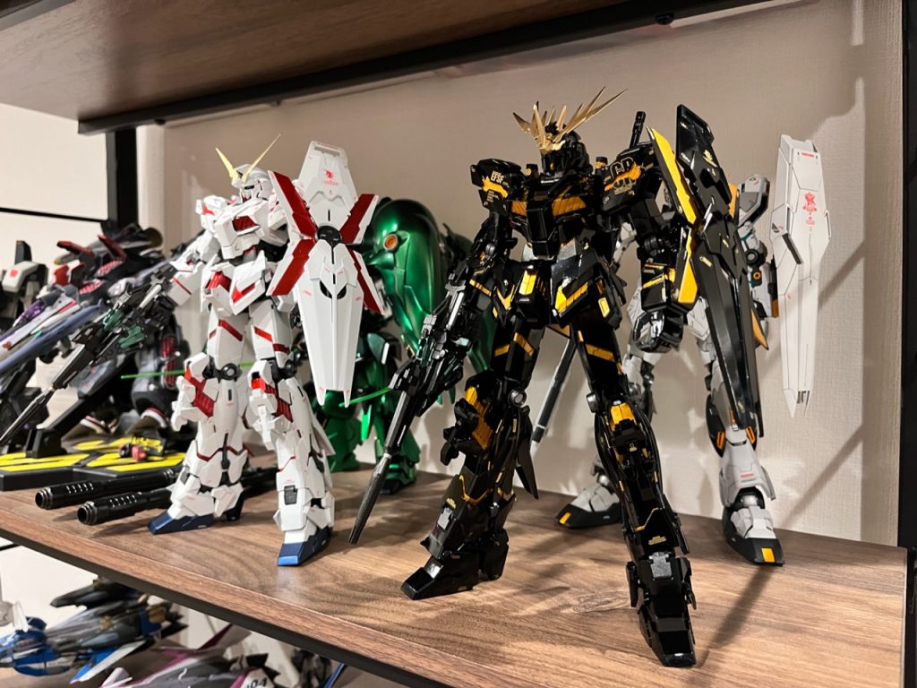 隣のユニコーンガンダムが大人しく見えてしまうw