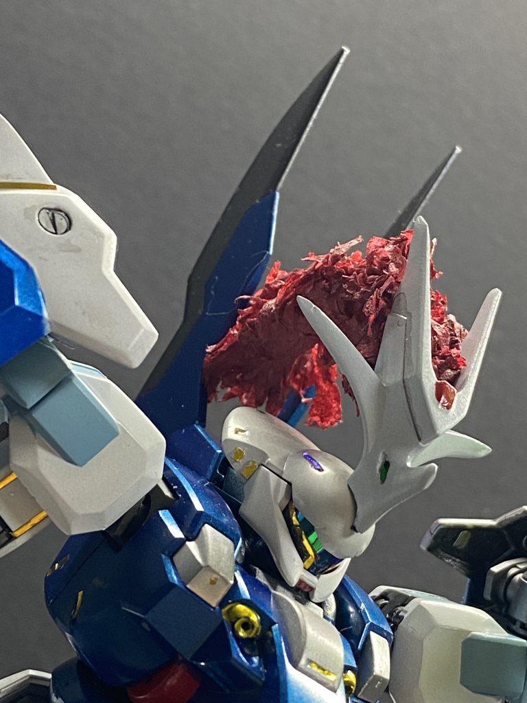 トサカ？羽飾り？は自作。真鍮線入れてるのである程度表情はつけられます。ちと大きくし過ぎて、後ろに干渉する…(　ﾟдﾟ)もちろんカラーリングは気になるあの子の髪の色w（グレー25% レッド25％ シャインレッド50％）