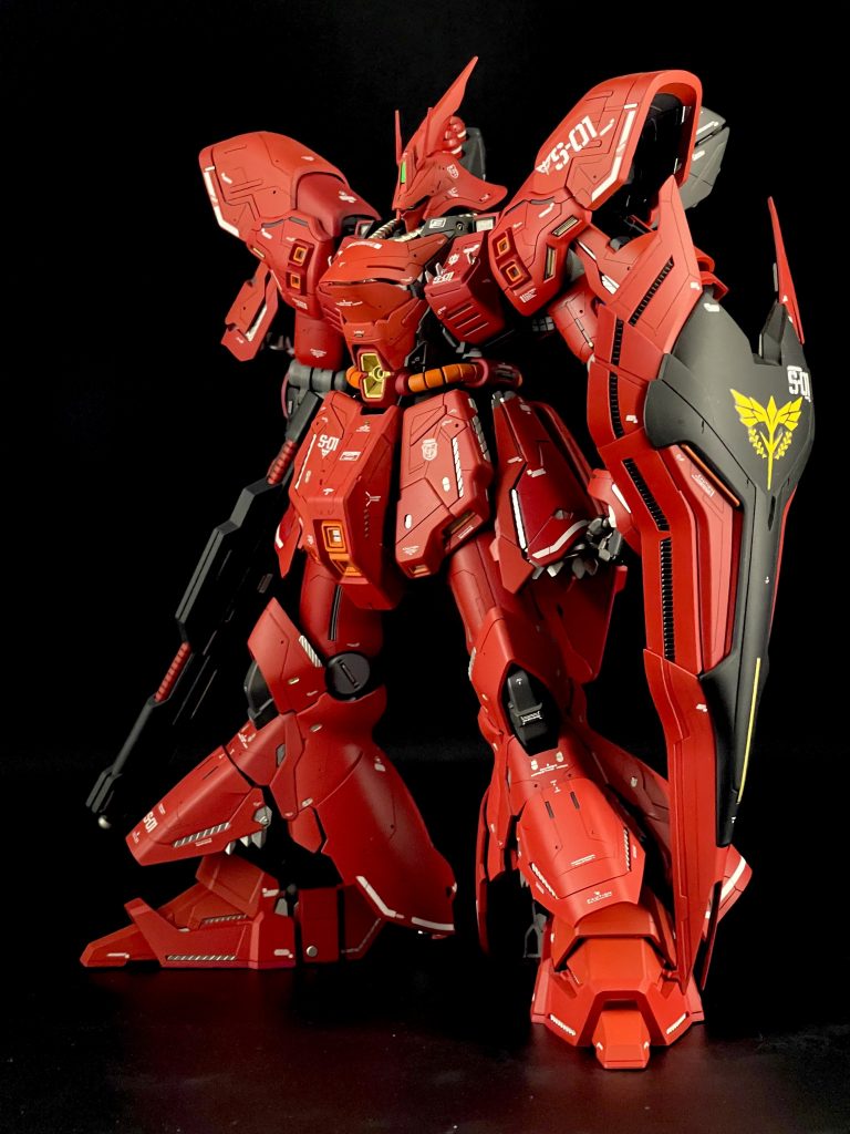 頭部を沈め、頭部を後退させました。両肩にダクトフィンを取り付け、首周りのダクトもハイキューパーツに変更してあります。ウエスト3ミリ程延長してあります。