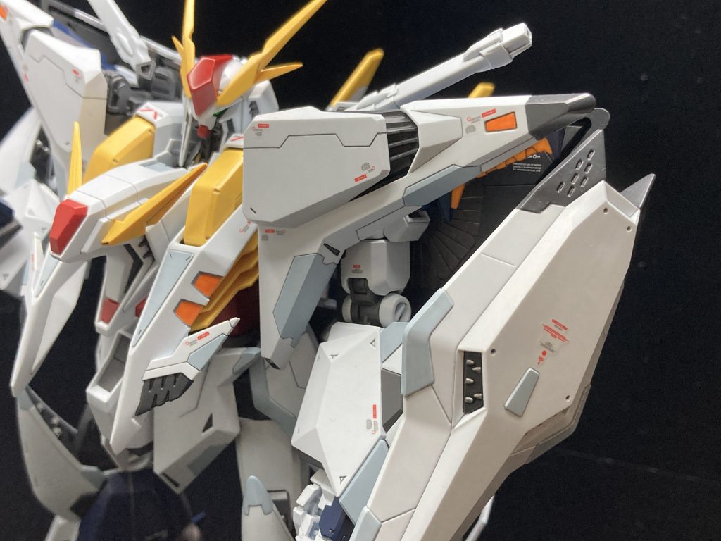 そんなスジボリ追加してみたメイン箇所がコチラ、ミノフスキーフライトユニットとなります。グレーの塗り分けされている部分は既存のモールドに追加延長する形で、色がセパレートされても違和感の無いように意識しました。肩の方は諸先輩モデラー方によって最もスジボリ追加率が高い箇所。他の方と被らず、且つ奇抜過ぎずシンプル過ぎずという塩梅を目指して一番悩みましたが、納得出来るデザインに収まりまして大変嬉しい限りです。