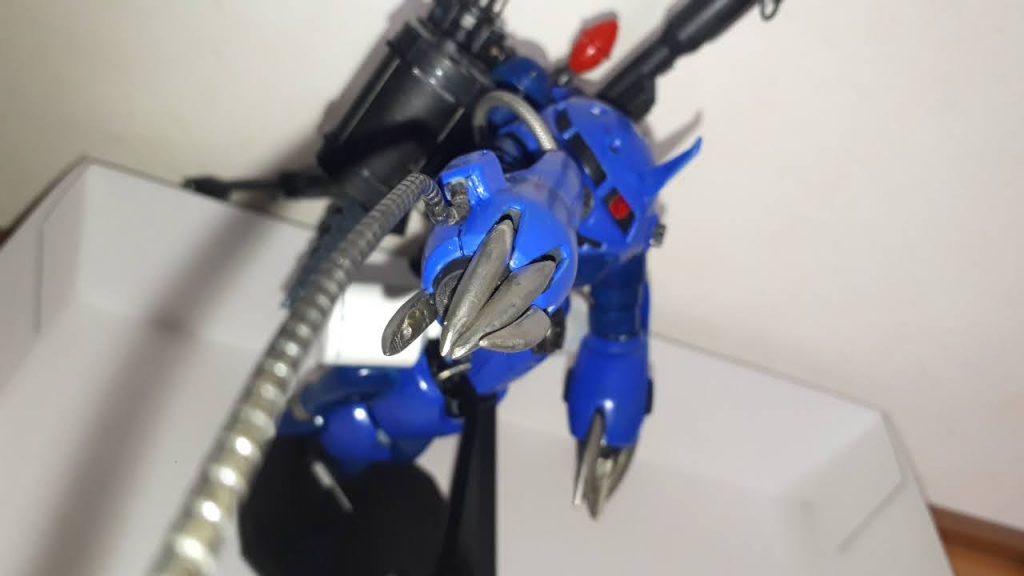 右腕には拘束用にグフのヒートロットポリキャップをプラバンとパテで腕に固定している