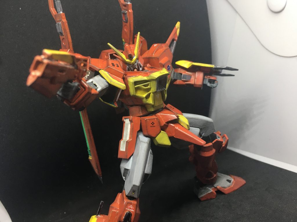 右肩に装備させているのはケルディムのライフルにユニコーンの、シールドの枠組(X状に展開する部分)をつけたものです。威力はそんなに無いくらいの装備が欲しいと言うことで装備させました。