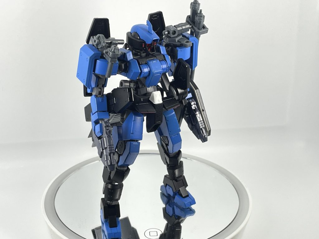 グレイズ系列のパーツで機体の機動性装甲などが強化されゲイレールでありながらヴィダールの操縦技術合わせレギンレイズに引けを取らない戦闘が可能