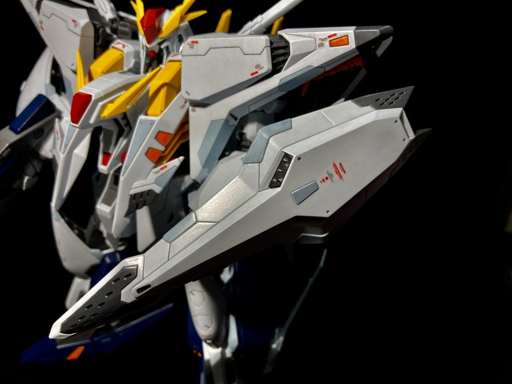 シールド末端、特に先端に位置するイチゴみたいな部分の黒の点々モールドに嫌な不気味さを感じてしまったので、白の部分を濃いグレーにしてやれば多少和らぐのでは？というところから始まり、全体のバランスを加味して各所ポイントでダークグレーに塗り分けしました。代わりに元からダークグレーだったポイントを一部オレンジに置き換えてます。ほんの数カ所の塗り分けですが、白養分多めの巨体が引き締まって見えて、これも自分的に効果大きくて満足してます。