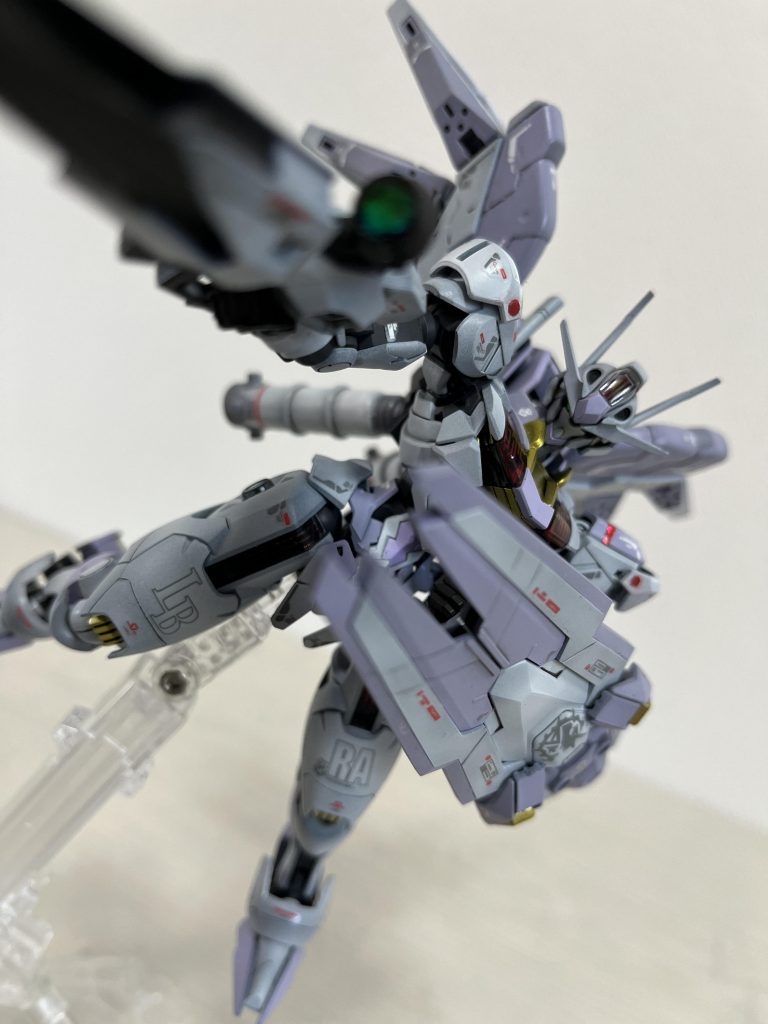 ビームライフルのスコープ、そして肩の赤いラインにレジンを使用しました。