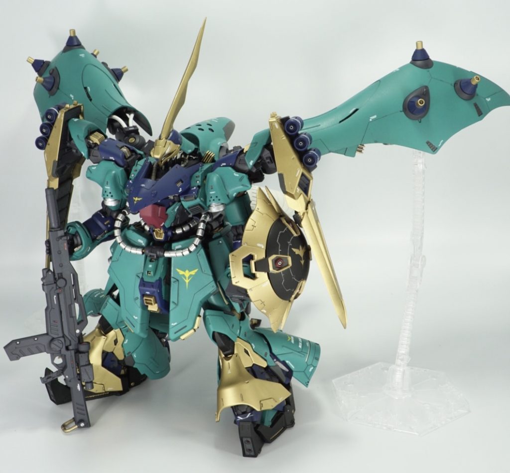 バインダーを展開するとまぁまぁな大きさになります。ヤクトドーガ とサザビーの中間機のイメージです。ナイチンゲールに発展するかもしれなかった‥というようなエッセンスを入れてます。要所要所に入れてるメッシュは100均の茶こしです笑。足のスソや股関節、胸に入れてるのがお気に入りです。