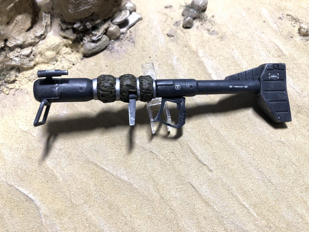 ジャイアントバズはイフリートシュナイドから流用ドワッジ用のバズーカを参考にパテで砲身のサーマルスリーブを作製銃口近くのスモーク・ディスチャージャーもプラパイプで再現しました