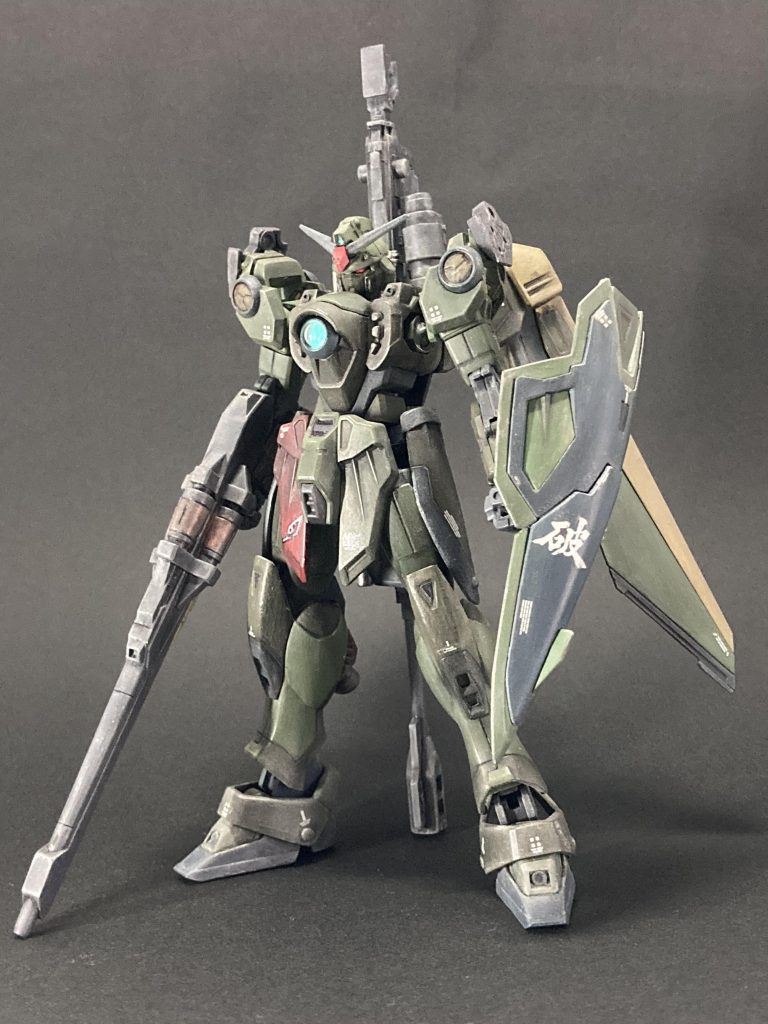 『ホーク隊 狙撃手ガンダムホークスナイパー』パイロット  ミリア・ドライ曹長長距離狙撃を地上及び空中からも行える狙撃特化高機動ガンダムタイプ。高火力バスターライフルと対ビーム兵装用のライフルグレネードを装備。部隊1の高機動力を誇る。