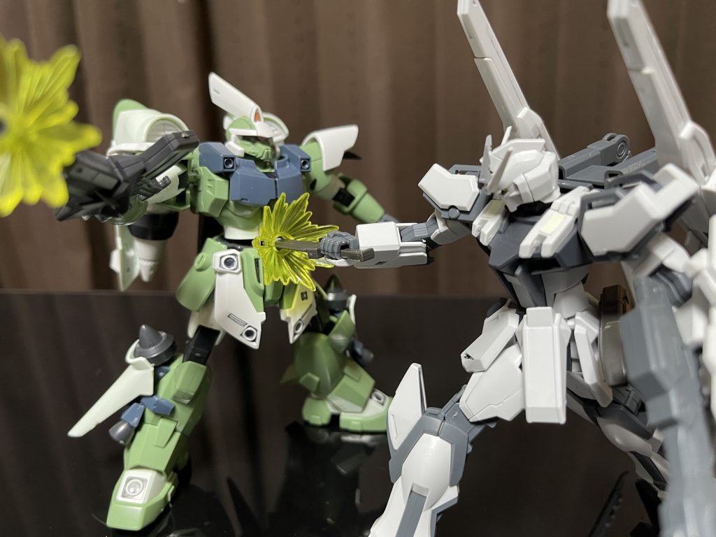 実戦投入はされず、あくまでも試験機として運用されていたが、テスト中に偶然接敵してしまった際のジンハイマニューバとの交戦記録が残っている本気の戦闘データは、後にアカツキのシラヌイ装備を運用する際に用いられることとなった